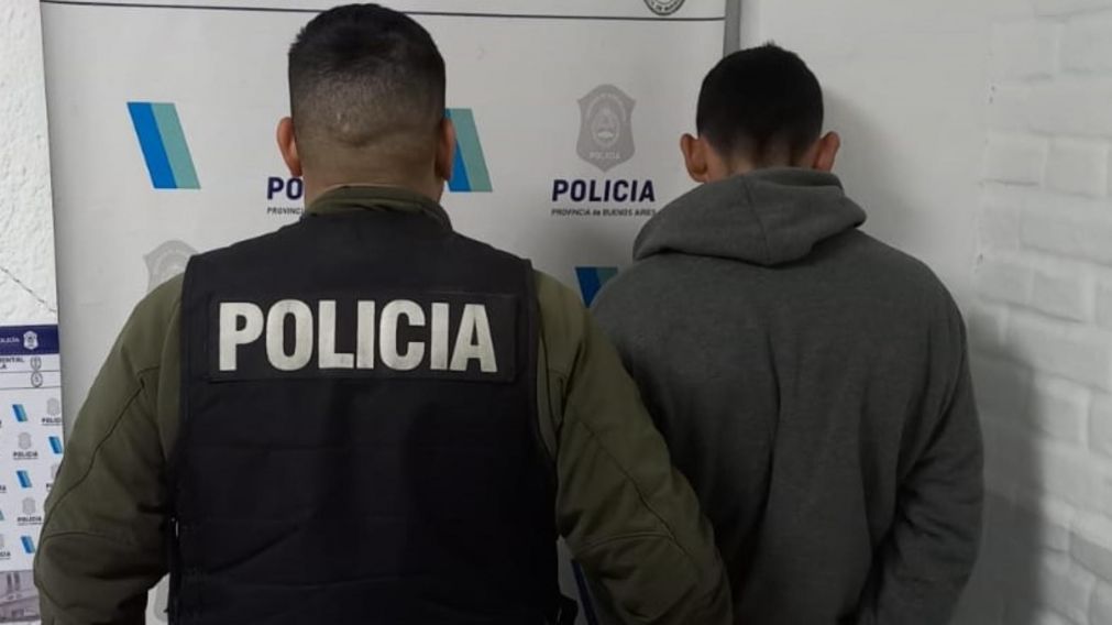 Este es el joven que fue arrestado por los funcionarios policiales.
