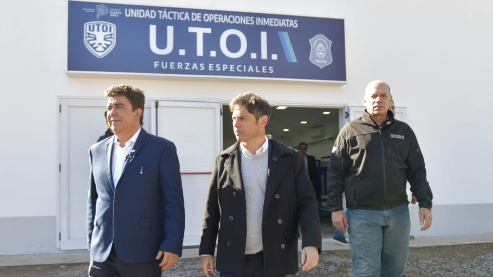 El gobernador Axel Kicillof, el ministro Sergio Berni y el intendente Fernando Espinoza en Puerta 12.