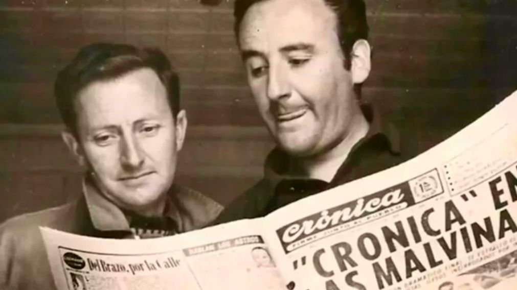 Héctor Ricardo García y el piloto Miguel Fitzgerald leyendo Crónica con su hazaña.