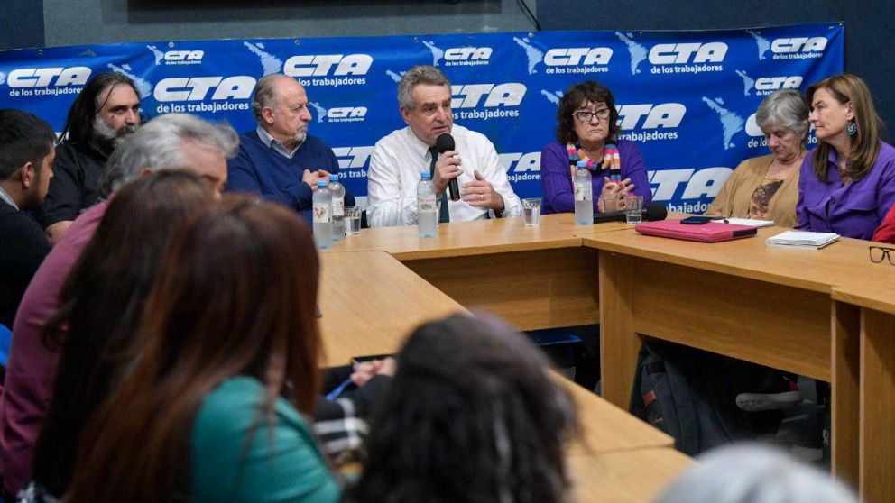Agustín Rossi participó de un plenario de la CTA (Twitter).