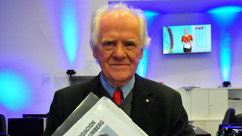 Blumberg, en la redacción de Crónica con una carpeta de su fundación (Crónica/Archivo).