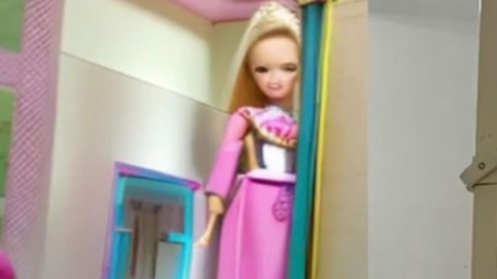 La Barbie fantasma fue captada en dos videos y lugares distintos (TikTok).