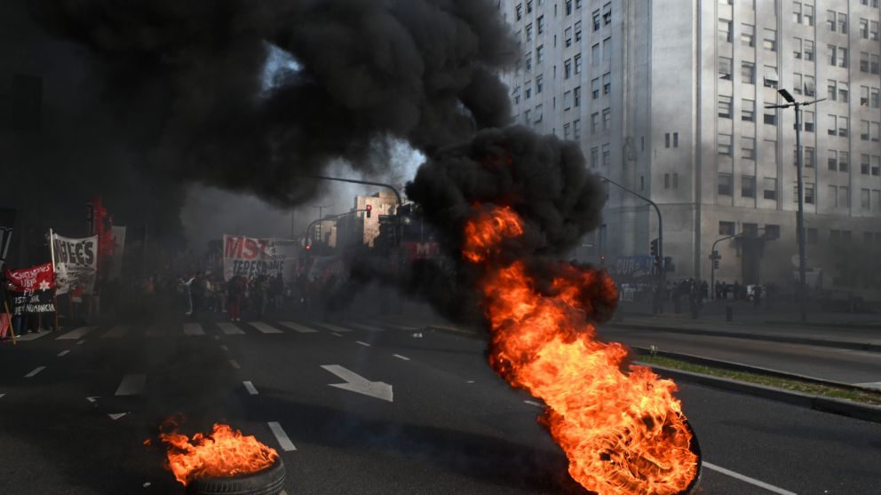 Los manifestantes incendiaron cubiertas frente a la sede del Ministerio de Desarrollo Social.