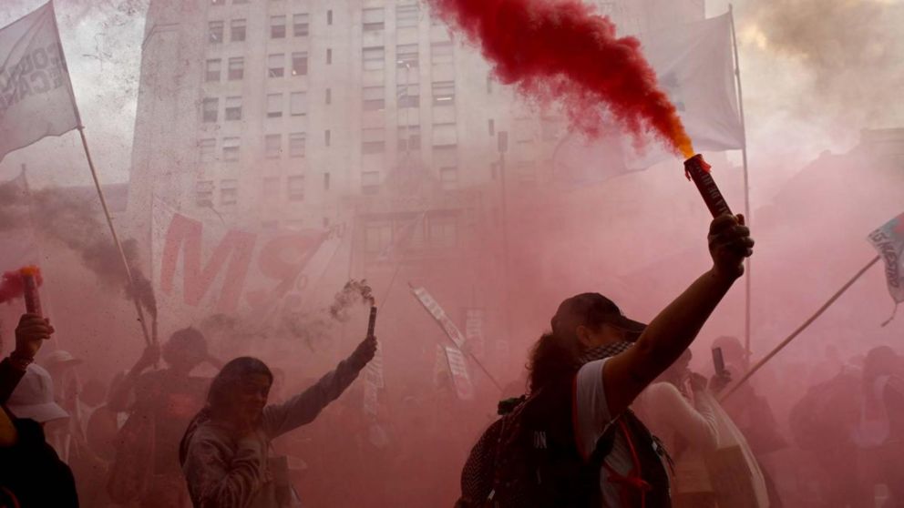 Piqueteros llevaron su reclamo al ministerio de Desarrollo Social y cortaron 9 de Julio.