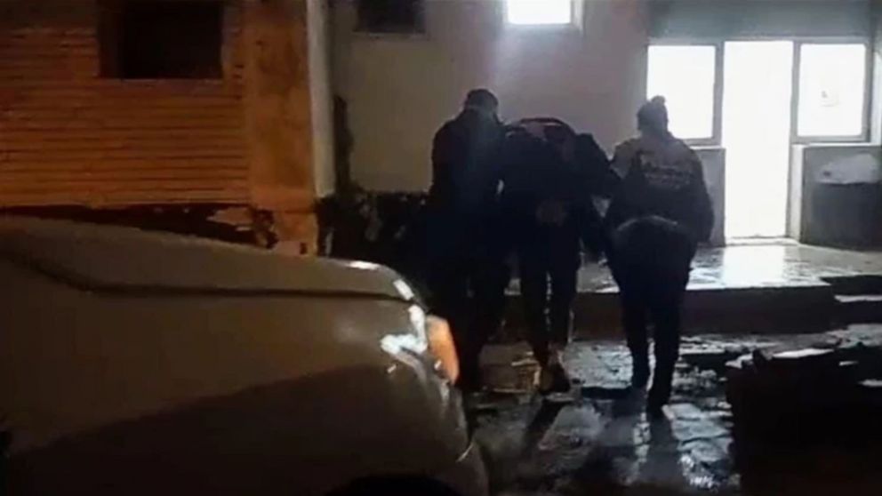Manejaba en contramano y lo pararon en un control: mostró carnet de conducir falso y fue detenido.