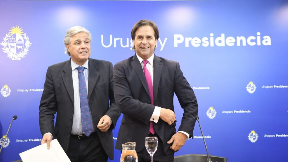 El canciller uruguayo Francisco Bustillo, junto con el presidente Luis Lacalle Pou.