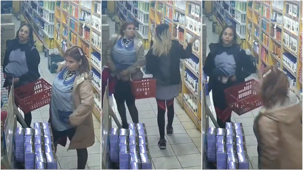 Las ladrones fueron filmadas mientras robanan productos de un supermercado.