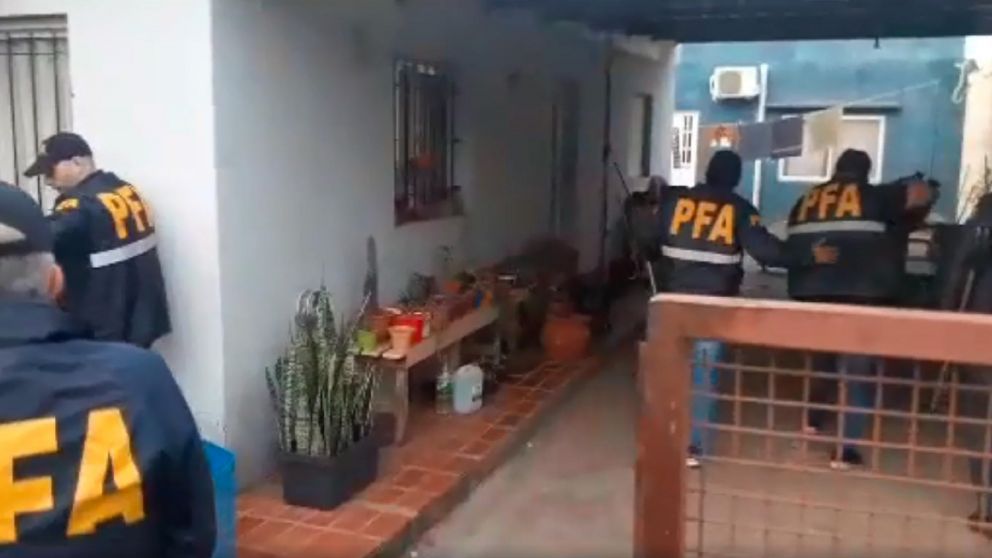 Cayeron sicarios vinculados a "Los Monos" tras un megaoperativo en distintos barrios de Rosario.