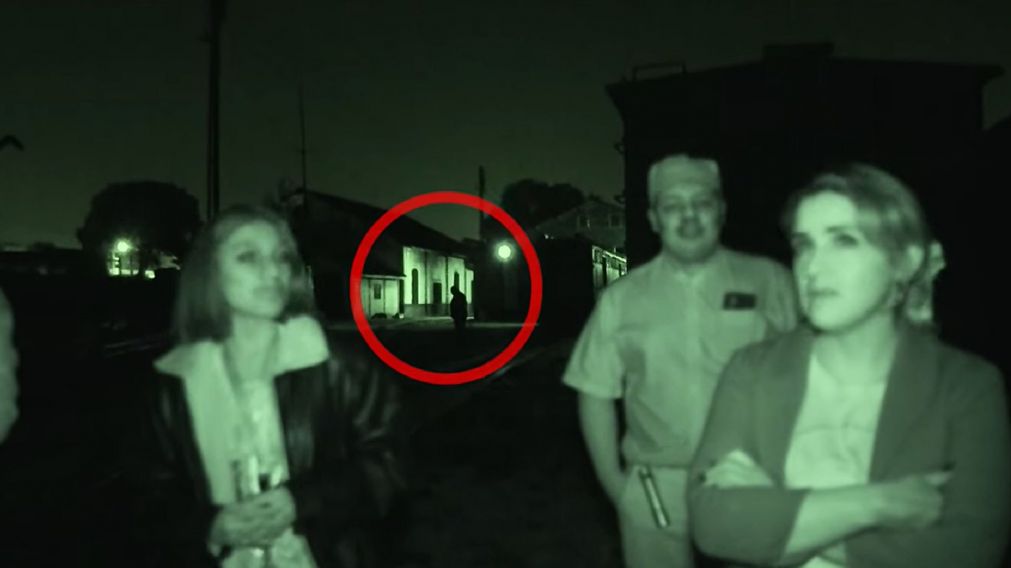 Fueron a investigar un cementerio de trenes y evidenciaron actividad paranormal (Captura de video).