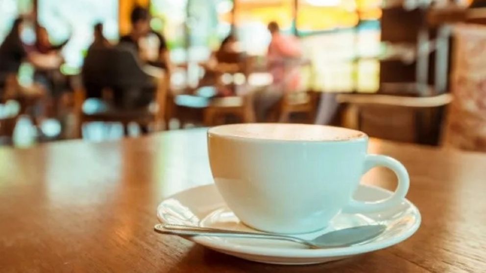 Inglesa quedó maravillada con un clásico de la cafetería porteña: "Asumo que confían en los clientes..."