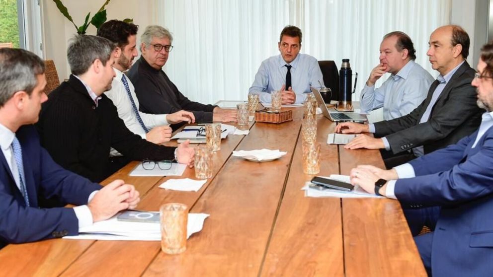 Sergio Massa se reunió con funcionarios del gabinete económico antes de viajar a Puerto Iguazú.