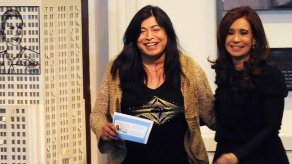 Diana Sacayán y la ex presidenta Cristina Kirchner, en la ceremonia de entrega de su nuevo DNI.