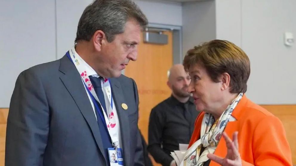 El ministro de Economía Sergio Massa y la titular del FMI Kristalina Georgieva, en la sede del organismo.