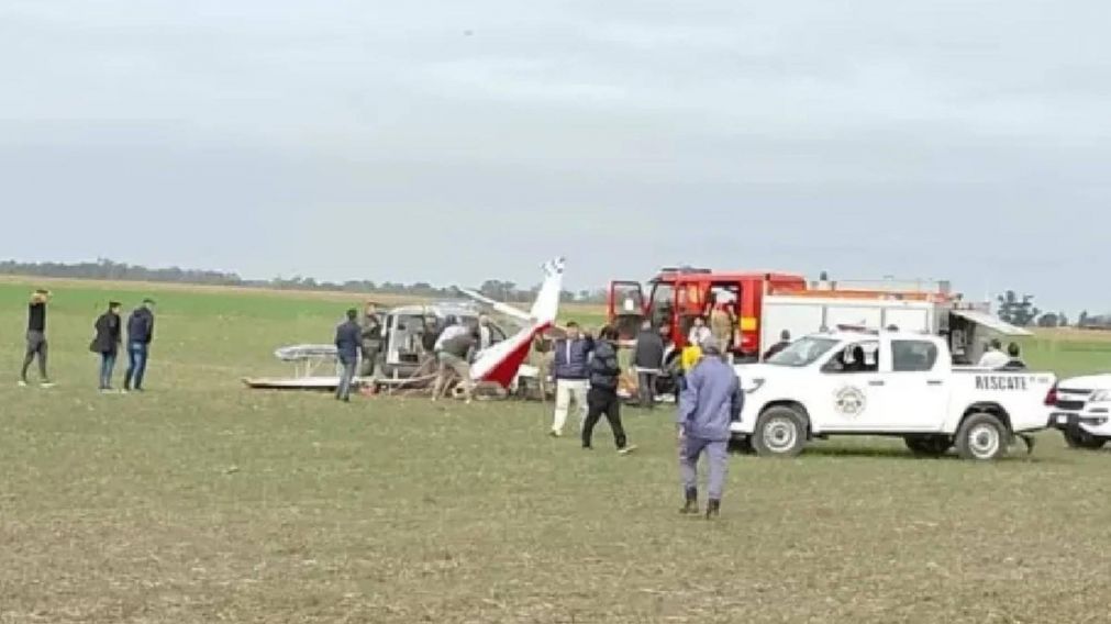 Cayó una avioneta en un vuelo de exhibición en feria agrícola de Chaco: fallecieron el piloto y el copiloto.
