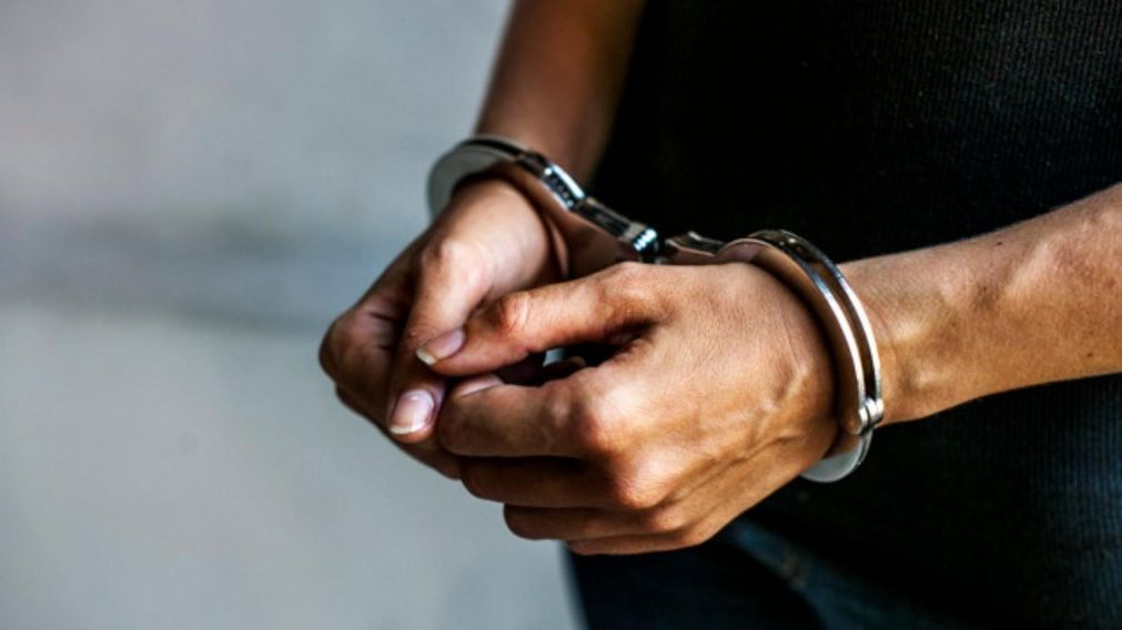 Al sujeto lo arrestaron en inmediaciones de una vivienda.
