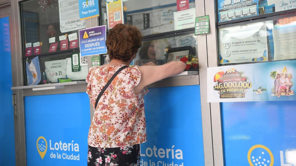 Una mujer quiso cobrar un premio millonario en la lotería de su ciudad.