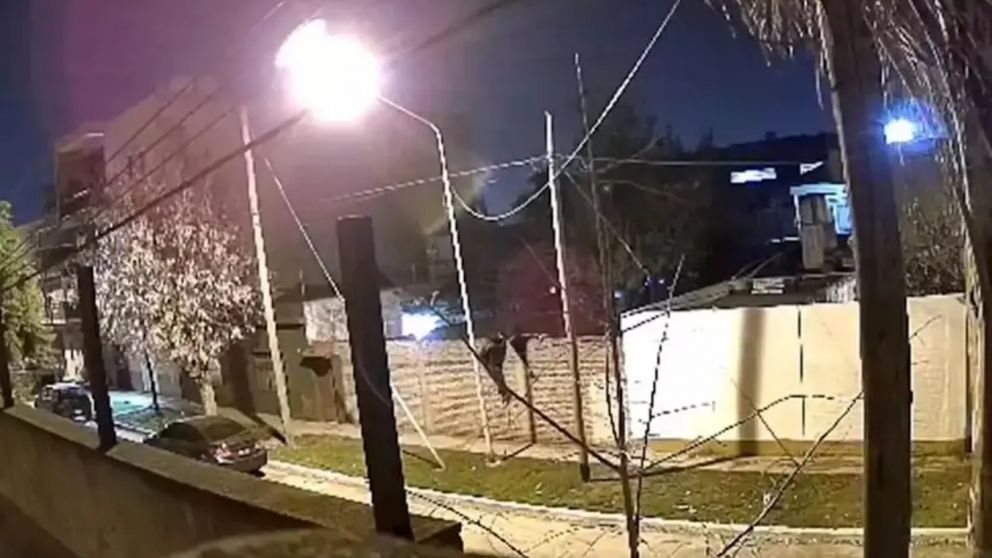 Así tres delincuentes saltaron un paredón para robarle a una pareja de jubilados (Imagen captura vídeo).