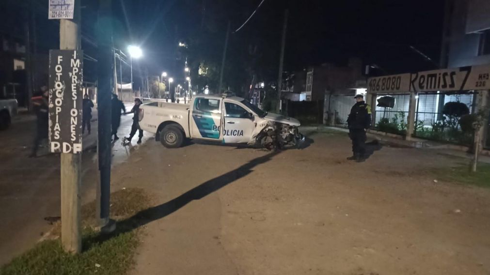 Uno de los patrulleros result� da�ado en la colisi�n.
