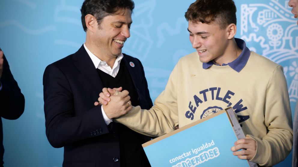 "Macri y Vidal les sacaron las computadoras a los chicos. Nosotros relanzamos la versión bonaerense de Conectar Igualdad, con la distribución de 168 mil computadoras a los pibes", remarcó el gobernador.