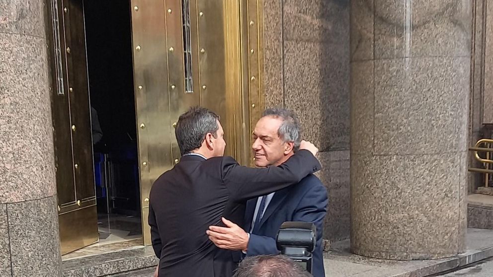 Sergio Massa baj� a la puerta del Palacio de Hacienda para recibir a Scioli (Twitter).