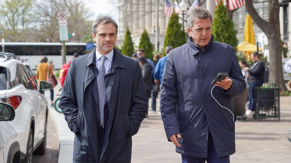 El director General de Aduanas, Guillermo Michel, junto al ministro de Economía, Sergio Massa.