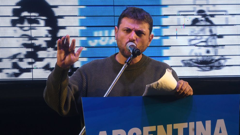 Grabois se prueba el traje de precandidato a presidente.