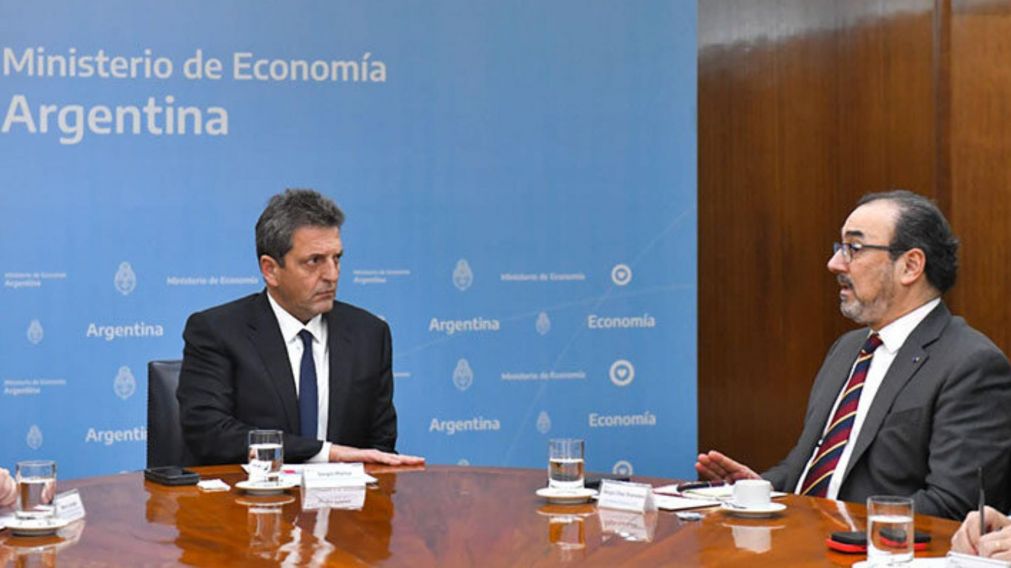 El ministro de Econom�a, Sergio Massa, junto al presidente de CAF.