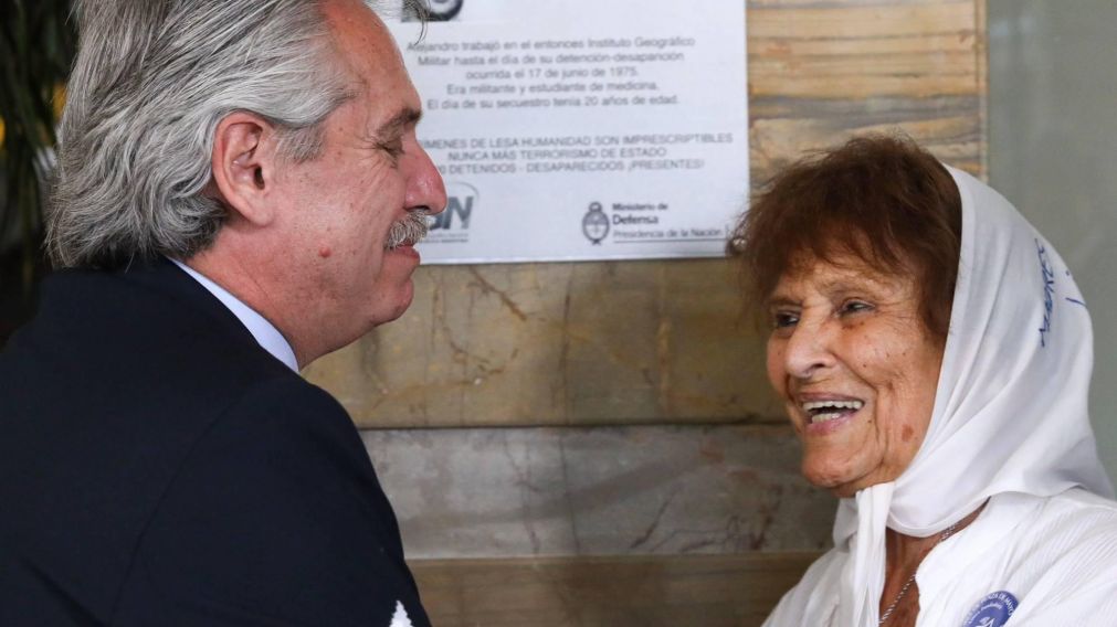 Emotivo saludo de Alberto Fern�ndez a "Taty" Almeida por su cumplea�os 93.