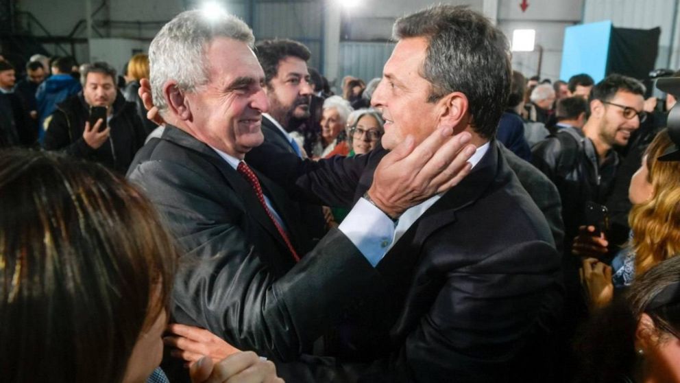 Agustín Rossi y Sergio Massa, jefe de Gabinete y ministro de Economía, además de precandidatos a vice y presidente por Unión por la Patria (Gentileza @RossiAgustinOk/Twitter).