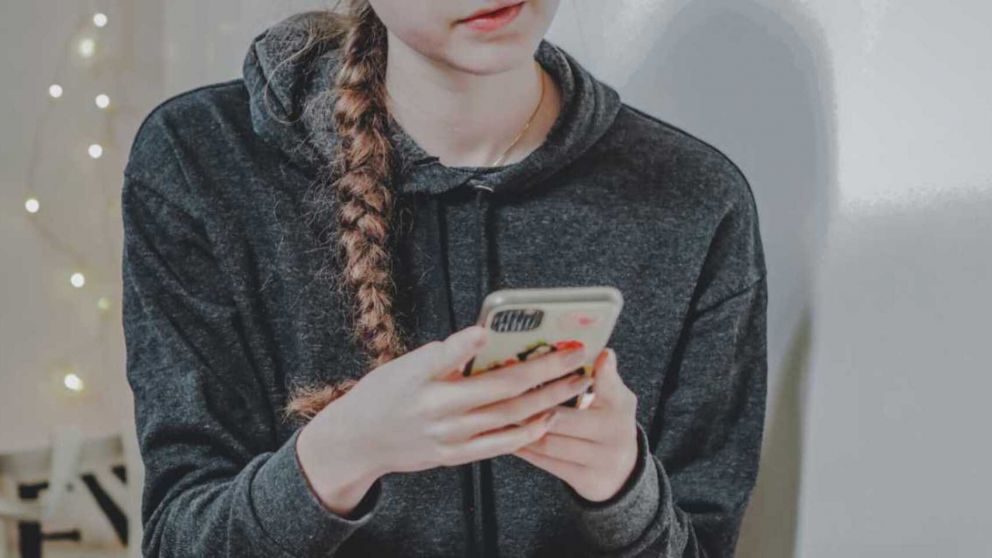 Una adolescente se hizo cortes en los brazo para cumplir un peligroso reto viral de TikTok (Imagen ilustrativa).