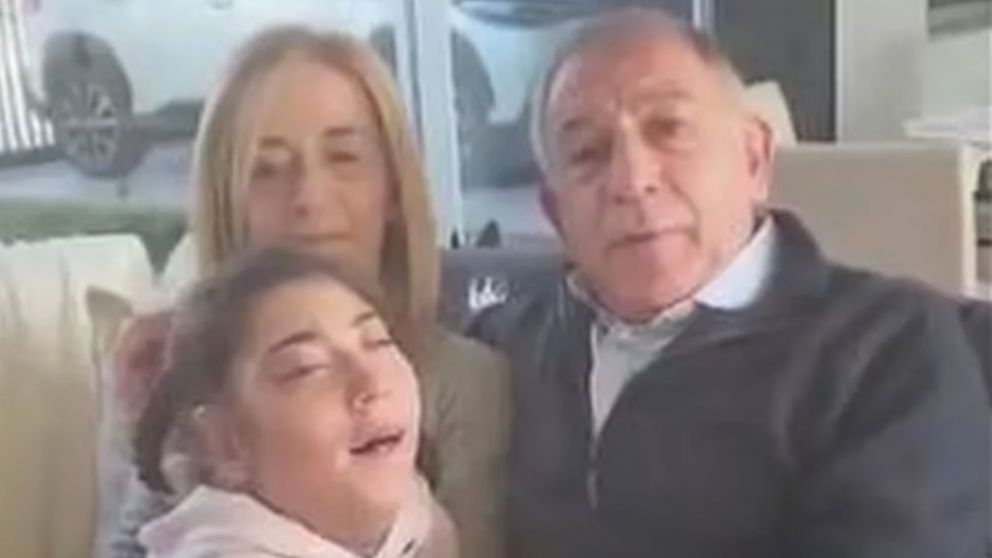 Luis Juez junto a su hija y su esposa.