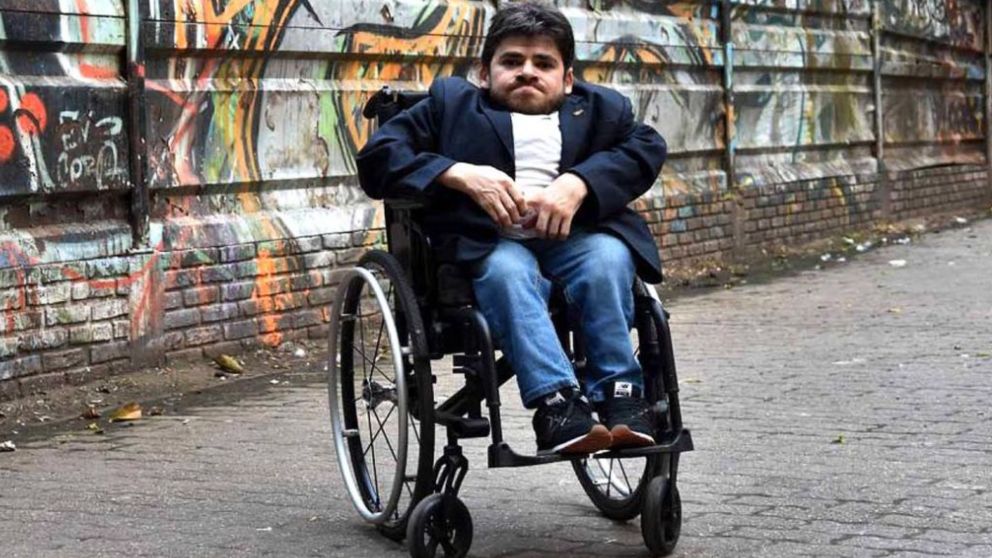 El precandidato por el PRO tiene osteog�nesis imperfecta.
