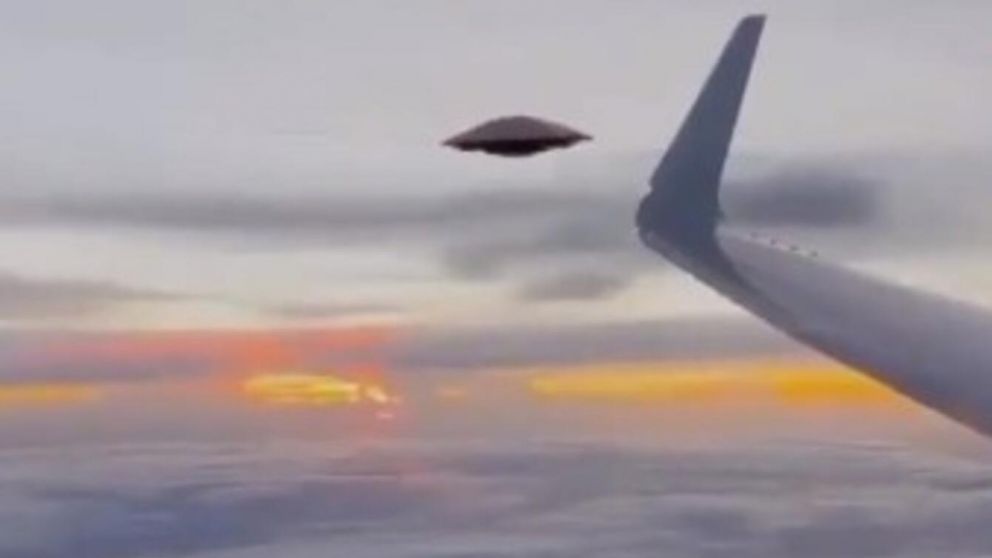 El presunto ovni fue filmado desde un avión comercial (Captura de video).