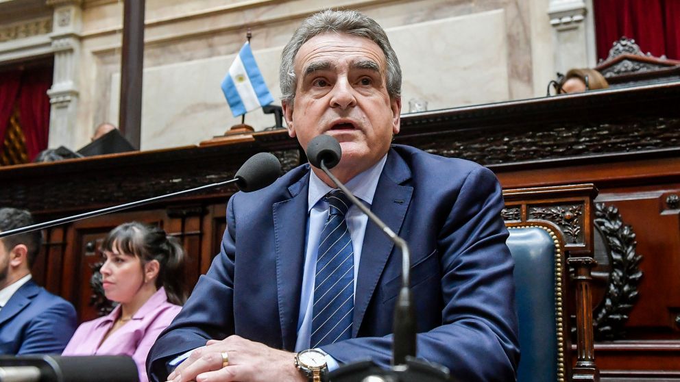 El jefe de Gabinete, Agustín Rossi, habló como candidato.