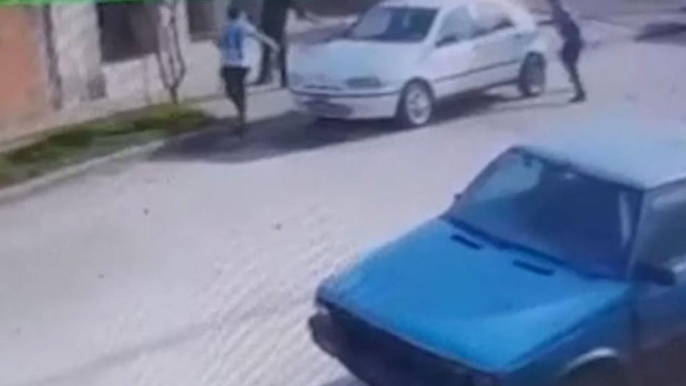 La golpiza fue registrada por una cámara de seguridad.
