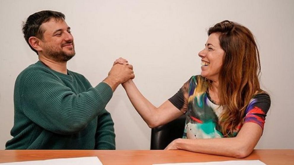 Juan Grabois y Paula Abal Medina luego de firmar para oficializar sus precandidaturas como presidente y vice.