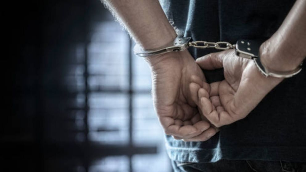 Fue a robar, se emborrachó y lo detuvieron.