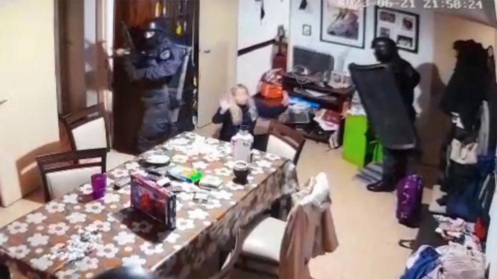 La Policía hizo un allanamiento en una casa por error y unos hermanitos vivieron un momento de terror (Imagen captura vídeo).