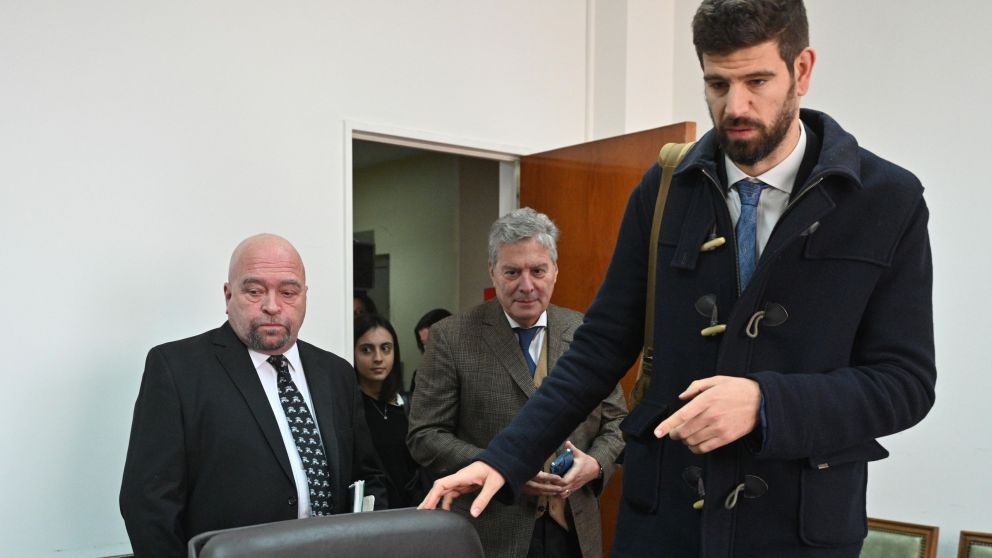 Manuel Barros, abogado del diputado de Juntos por el cambio, Gerardo Milman (izq) y los abogados de la querella (Télam).