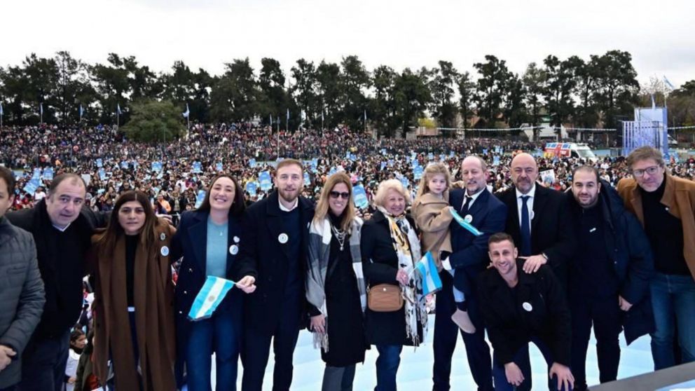 Mart�n Insaurralde encabez� la promesa de lealtad a la bandera junto a 10 mil alumnos y alumnas de Lomas.