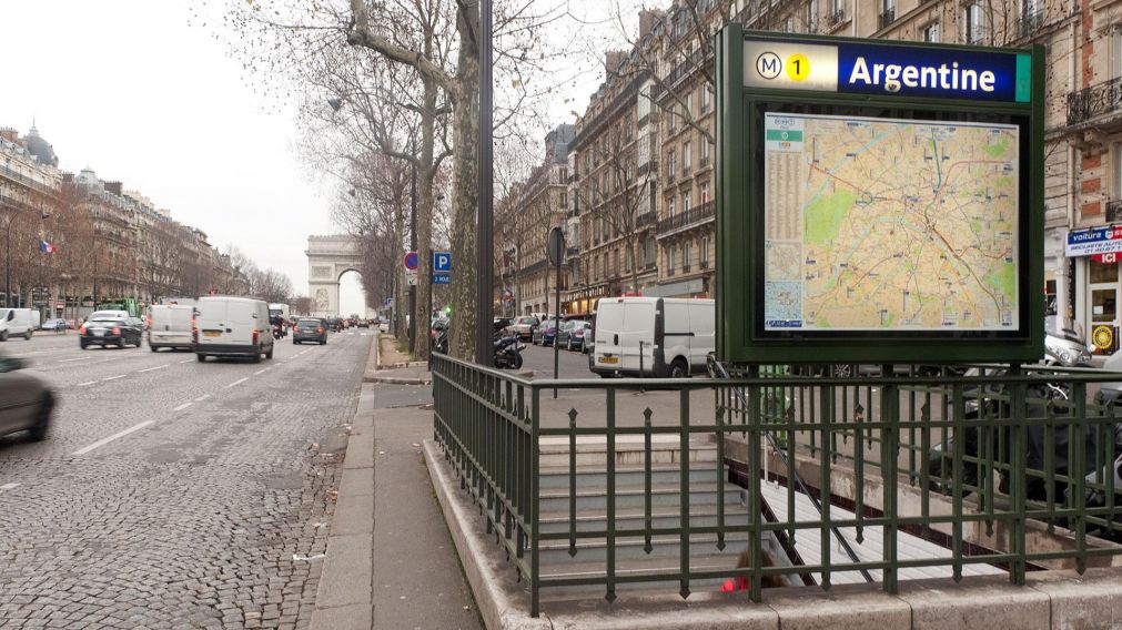 La estación Argentina se encuentra ubicada pocos metros del Arco del Triunfo (Imagen ilustrativa).
