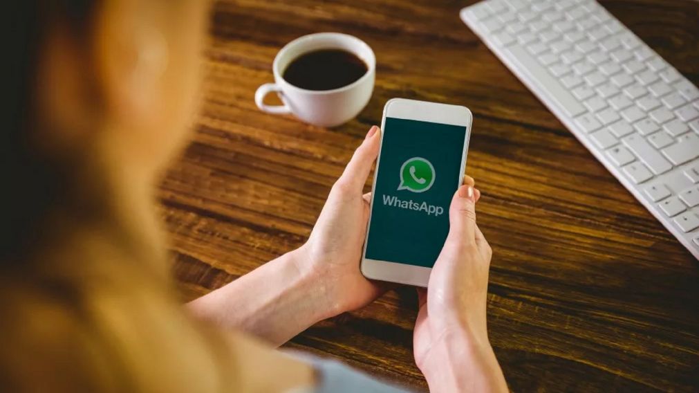 El truco de WhatsApp que te permite mirar los mensajes que te envían sin que el otro lo sepa y quedar expuesto.
