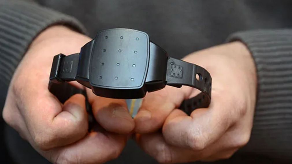 El detenido se sacó la pulsera magnética que tenía para el control del monitoreo.