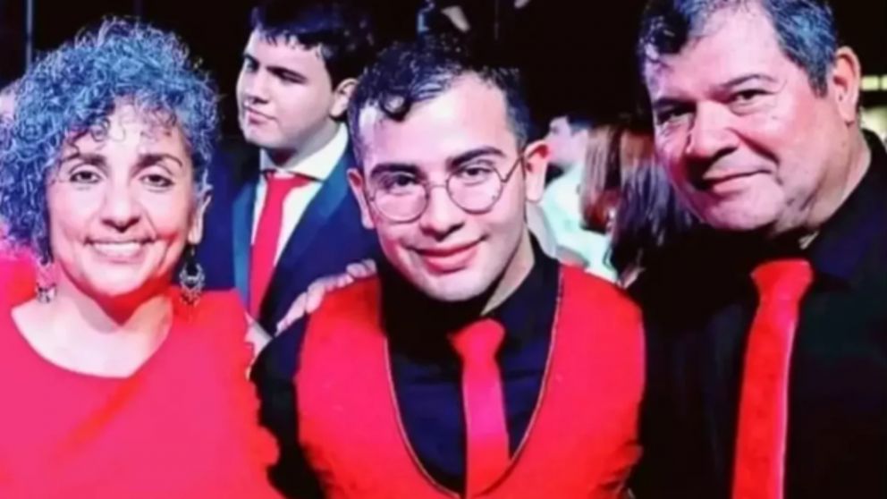 C�sar Sena, esposo de Cecilia, con su madre, Marcela Acu�a, y su padre, Emerenciano Sena.