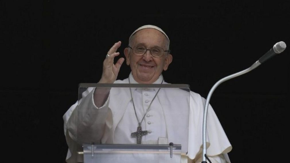 El Papa Francisco reapareció en público por primera vez desde su operación en el abdomen y se tomó el tiempo para agradecer a sus fieles y pedir por los más necesitados.