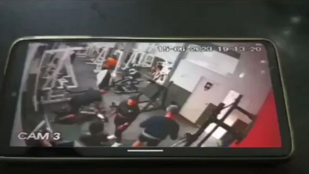 La cámara de seguridad del gimnasio registró el ataque.