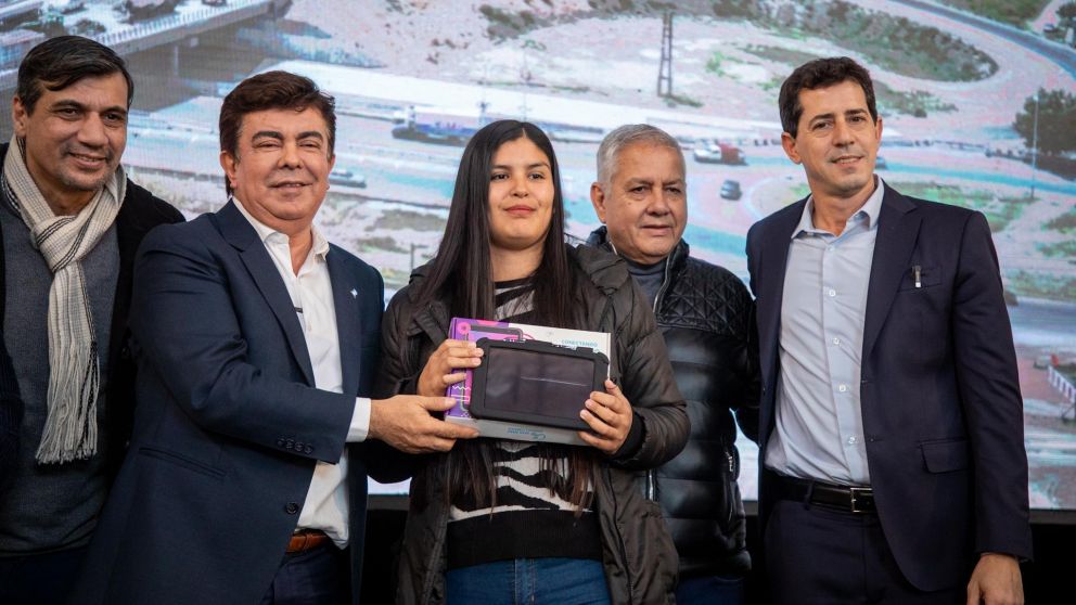 El intendente Fernando Espinoza junto al ministro del Interior, Eduardo "Wado" De Pedro.