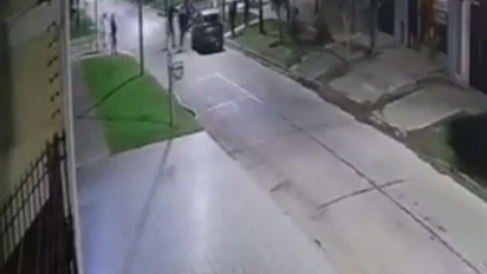 Vecinos atraparon e intentaron linchar a un delincuente que robó dos veces en 20 minutos (Imagen captura vídeo).