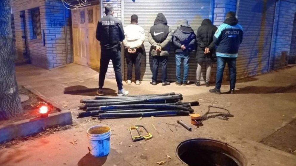 ¡A lo tortuga ninja! Salieron de la alcantarilla tras robar cables de cobre y así fueron detenidos.