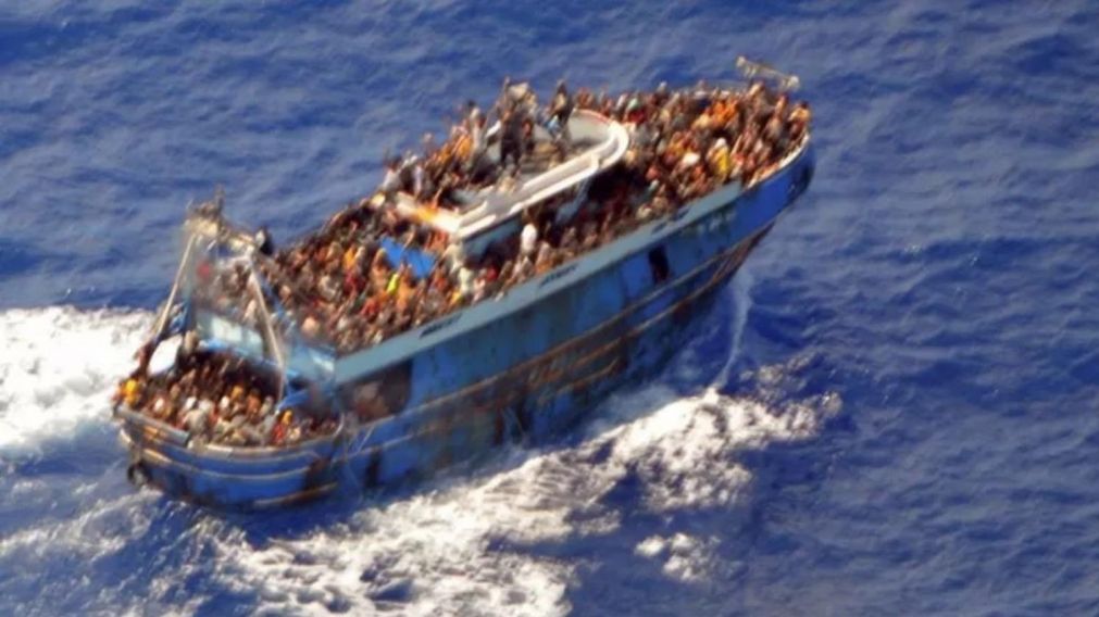 La embarcación llevaba decenas de migrantes en su interior.